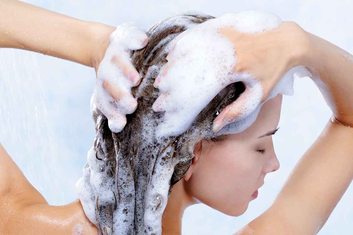 Nawilżający szampon do włosów słabych i niesfornych